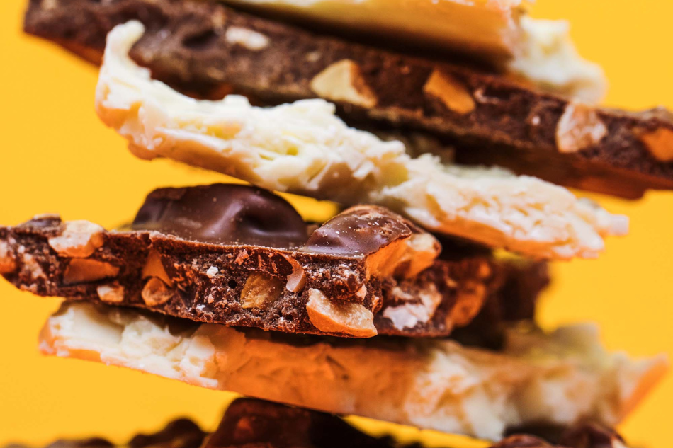 Laskas de chocolate recheado da marca da GoldKo em fundo laranja.