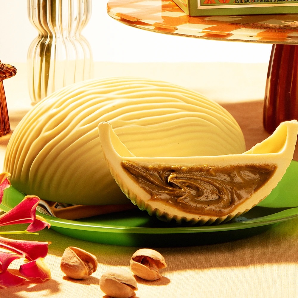 ovo de chocolate branco da goldko de páscoa recheado com pistache 